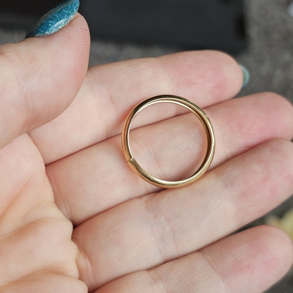 14k ring that opens and closes. Size 10. Opens and closes for those with larger - Picture 4 of 6